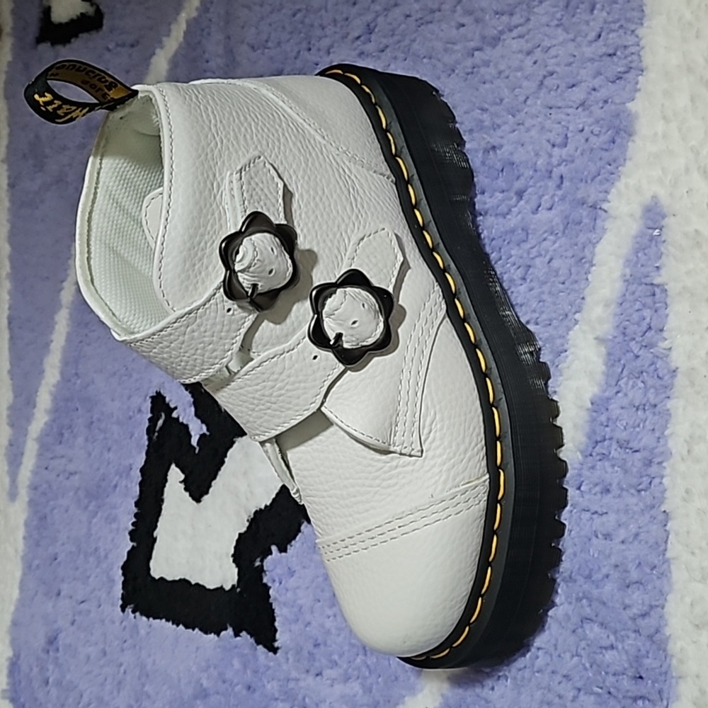 Doc Martens Devon Flower Milled Nappa Leather White Women's 8 - Picture 3 of 6